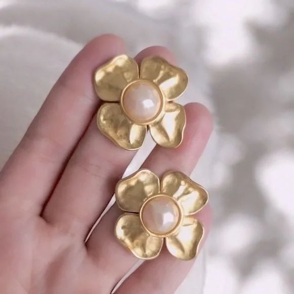Vintage 80s GIVENCHY Matte Gold Plated Flower Pearl Clip On Statement Earrings - Picture 9 of 17